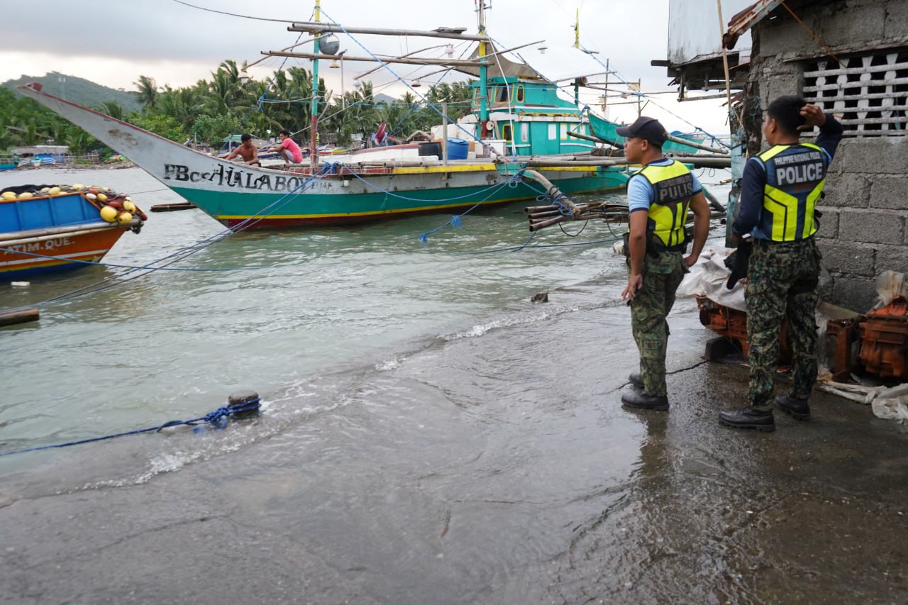 Nagsagawa ng Forced Evacuation ng mga Residenteng Malapit sa Baybaying Dagat at mga High Risk Areas sa Bayan ng Atimonan, Quezon | November 16, 2024